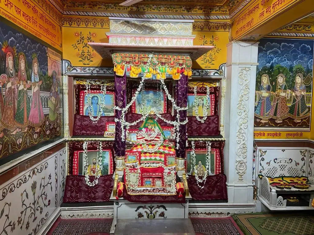 षटतिला एकादशी पर मंदिरों में सजी विशेष झांकी