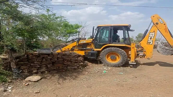 विदिशाः सरकारी स्कूल की भूमि से अतिक्रमण हटाया, सीमा चिन्ह स्थापित कर प्रबंधन को सौंपा कब्जा