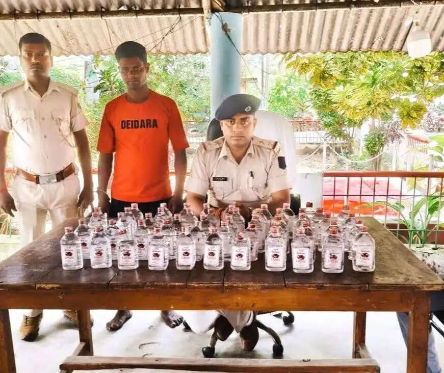 सिकटी पुलिस ने 60 बोतल नेपाली शराब के साथ तस्कर को किया गिरफ्तार