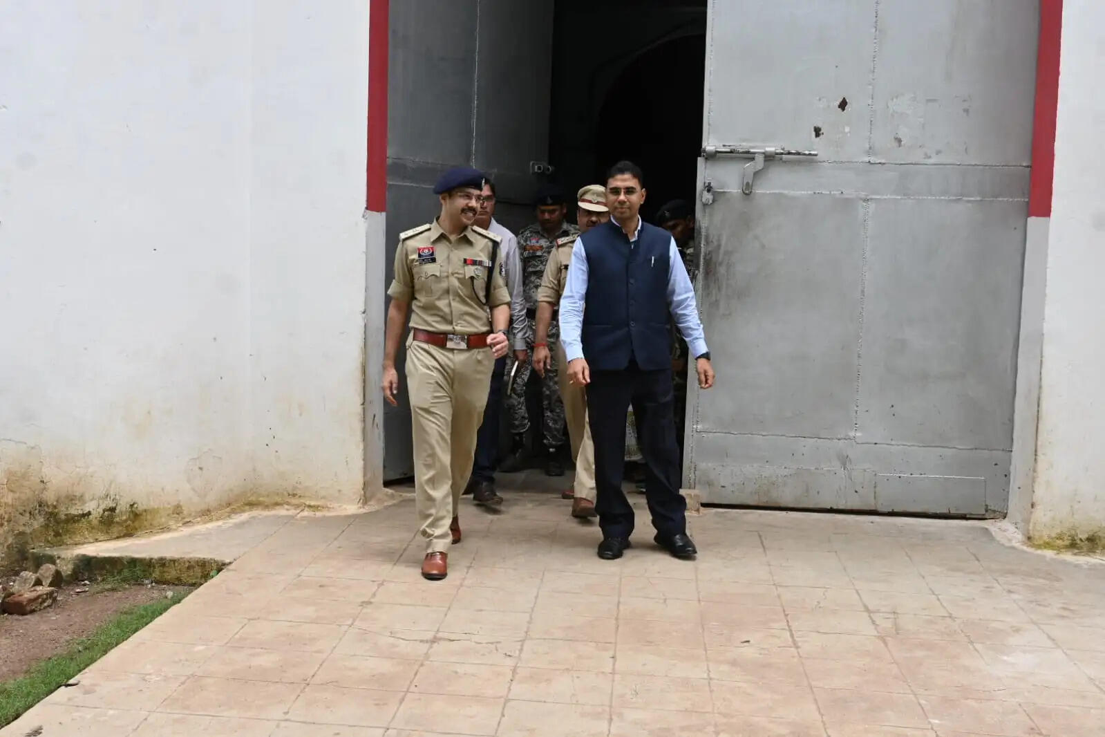 कलेक्टर -एसपी ने किया जिला जेल का निरीक्षण