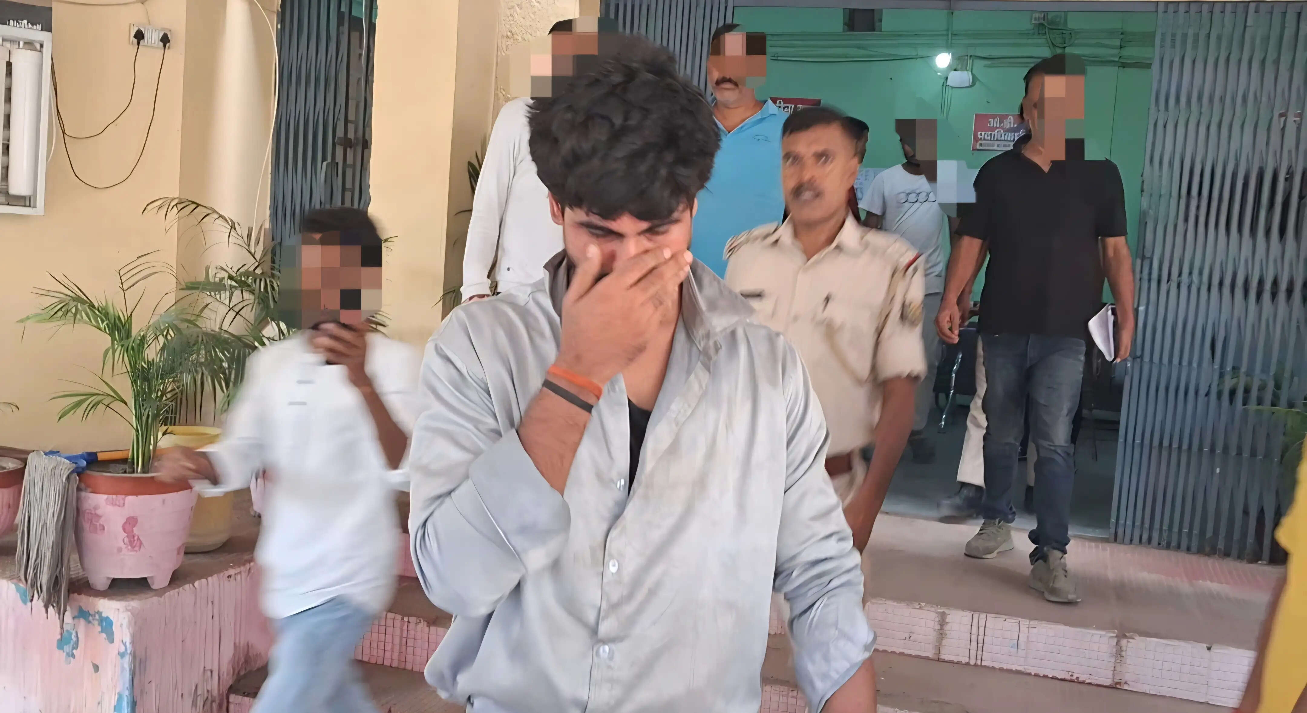 शिक्षक पर छात्रा से छेड़छाड़ और आपत्तिजनक संदेश भेजने का लगा आरोप