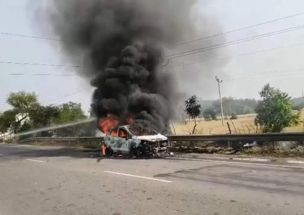 जींद में आग का गोला बनी सड़क पर चलती ईको कार