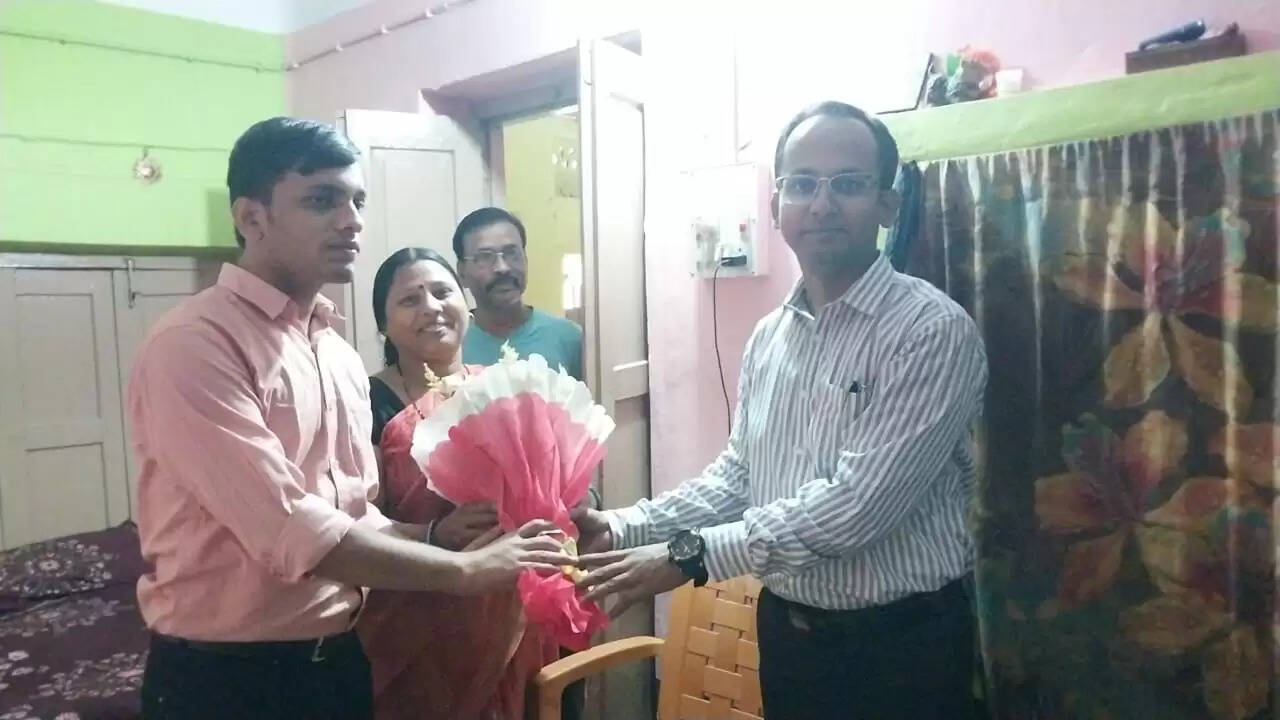 यूपीएससी में सफल रवि राज से प्रेरणा लें नवादा की छात्र व छात्राएं : डीएम