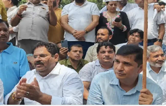 साइकिल खरीद में कथित घोटाले को लेकर आआपा का दिल्ली सचिवालय के बाहर प्रदर्शन, जांच की मांग