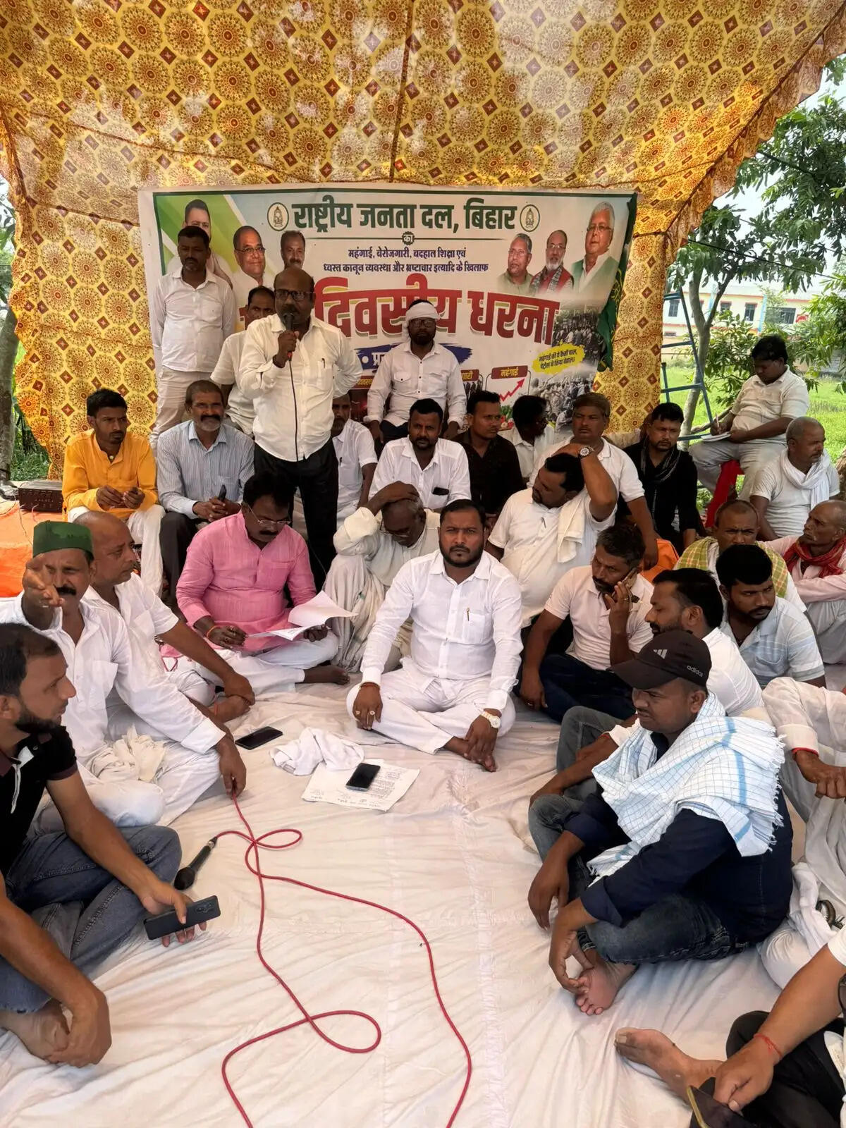मंहगाई और भ्रष्टाचार के विरोध में राजद का धरना