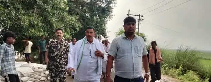विधायक एवं एसडीएम ने बाढ़ प्रभावित क्षेत्रों का निरीक्षण कर ग्रामीणों की सुनी समस्या