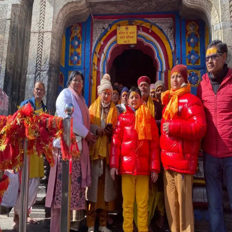 मुख्यमंत्री धामी के परिवारजनों ने केदारनाथ और बद्रीनाथ धाम के किए दर्शन, की पूजा- अर्चना