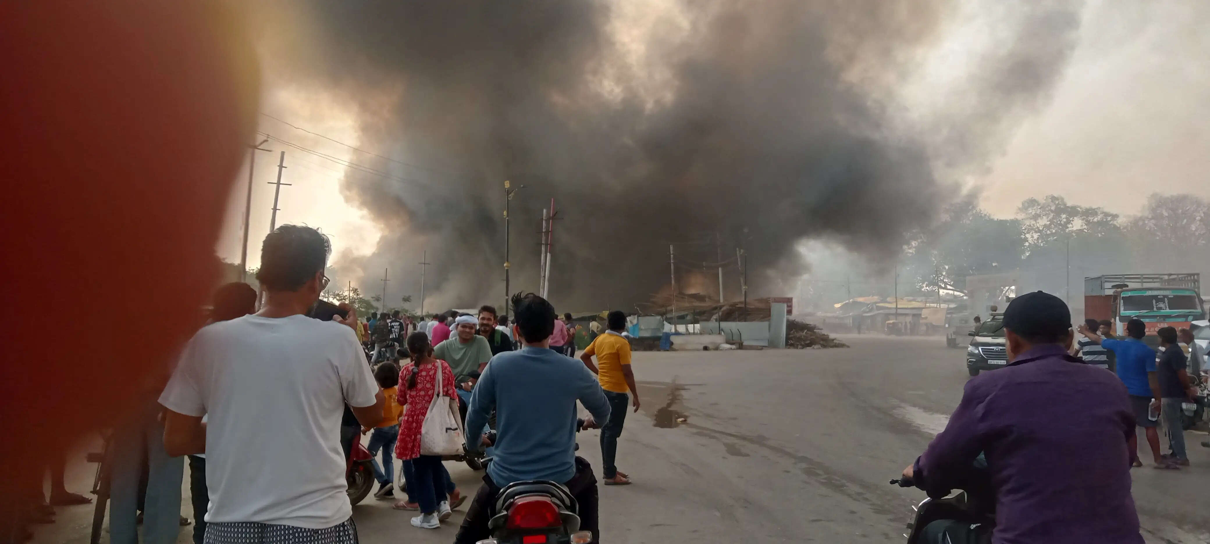 प्रयागराज में लल्लू एंड संस के गोदाम में लगी आग