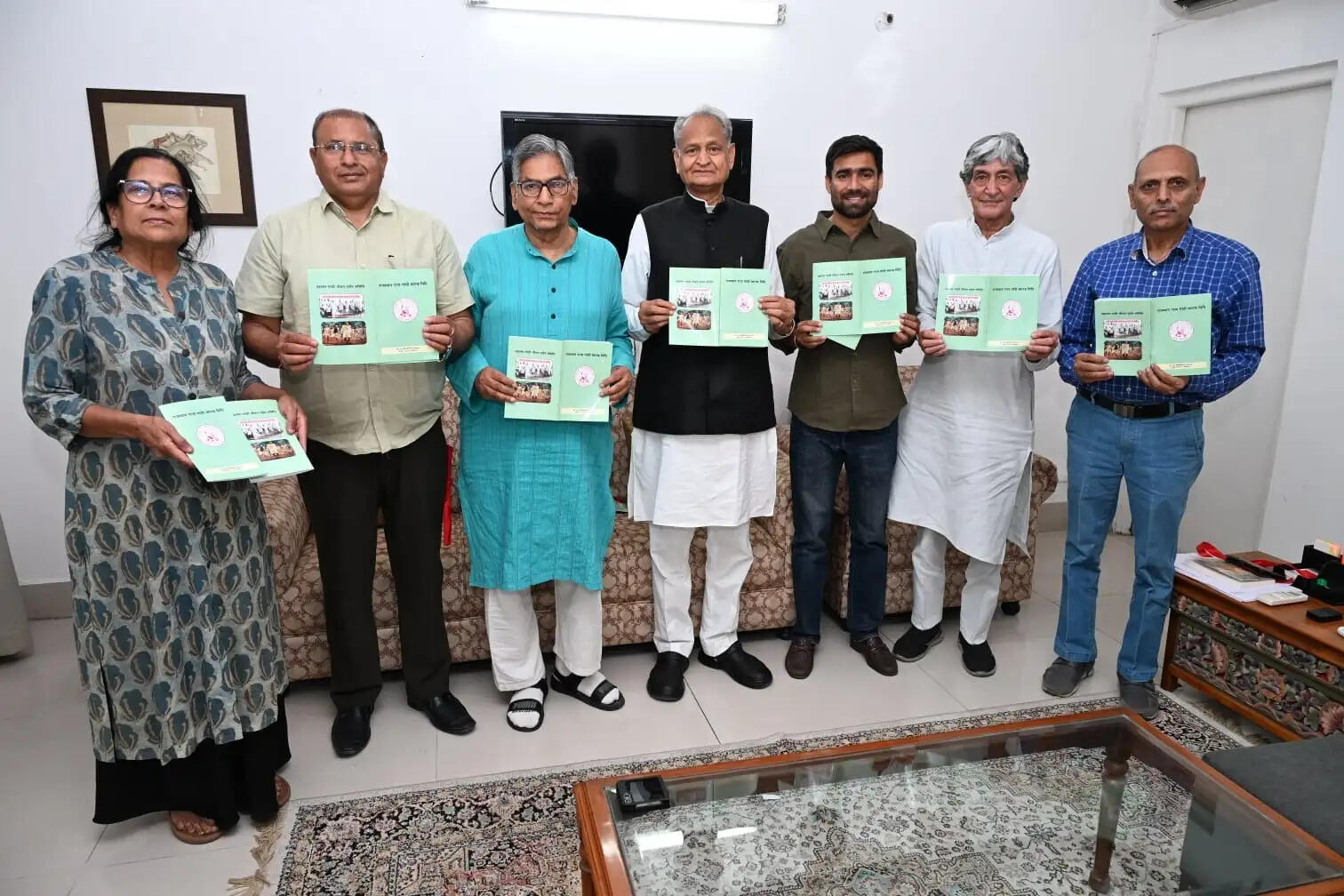 एक मुट्ठी नमक से बदल दी देश की तकदीर पुस्तक का विमोचन