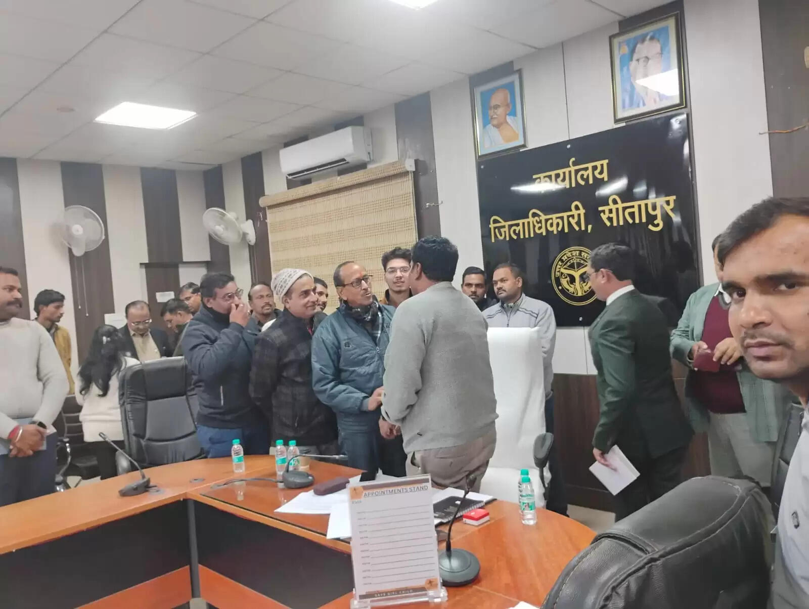 अतिक्रमण को लेकर डीएम से मिले व्यापारी नेता