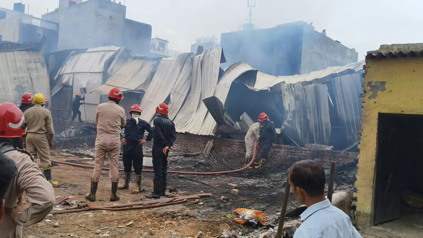 फतेहपुर बेरी में इवेंट मैनेजमेंट के गोदाम में भीषण आग, 15 दमकल गाड़ियों ने घंटों की मशक्कत के बाद पाया काबू