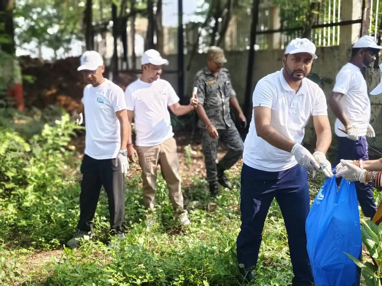 स्वच्छता के लिए डीसी ने किया श्रमदान, नप क्षेत्र&nbsp;के प्रमुख स्थलों पर चला अभियान