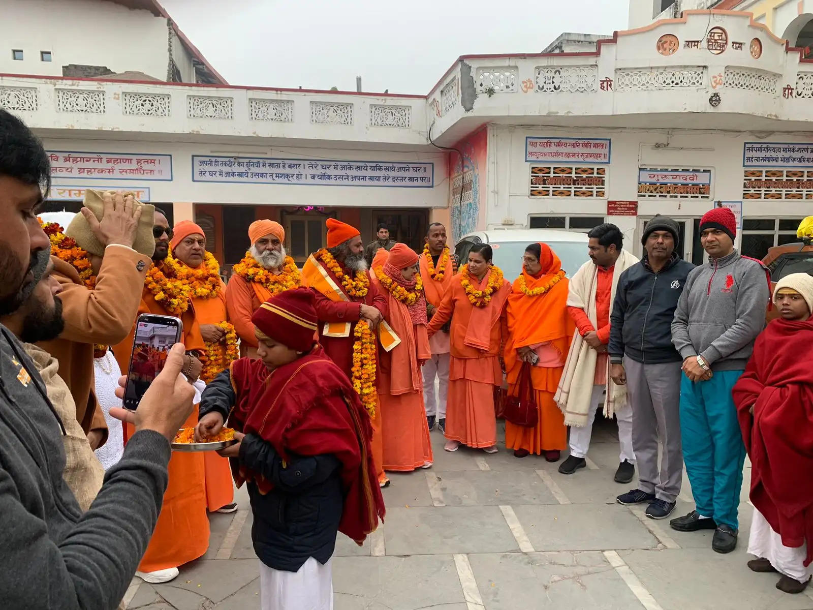 महामण्डलेश्वर स्वामी रूपेन्द्र प्रकाश के नेतृत्व में संतों का जत्था अयोध्या रवाना