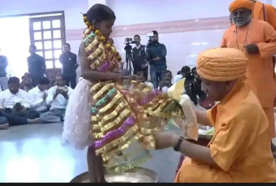 गोरखनाथ मंदिर में कन्या पूजन : मुख्यमंत्री योगी आदित्यनाथ ने पखारे चरण, कराया भोज