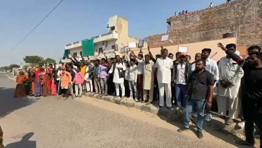 जिले में नवगठित ग्राम पंचायत मोतीबा नगर में नाम हटाने को लेकर प्रदर्शन