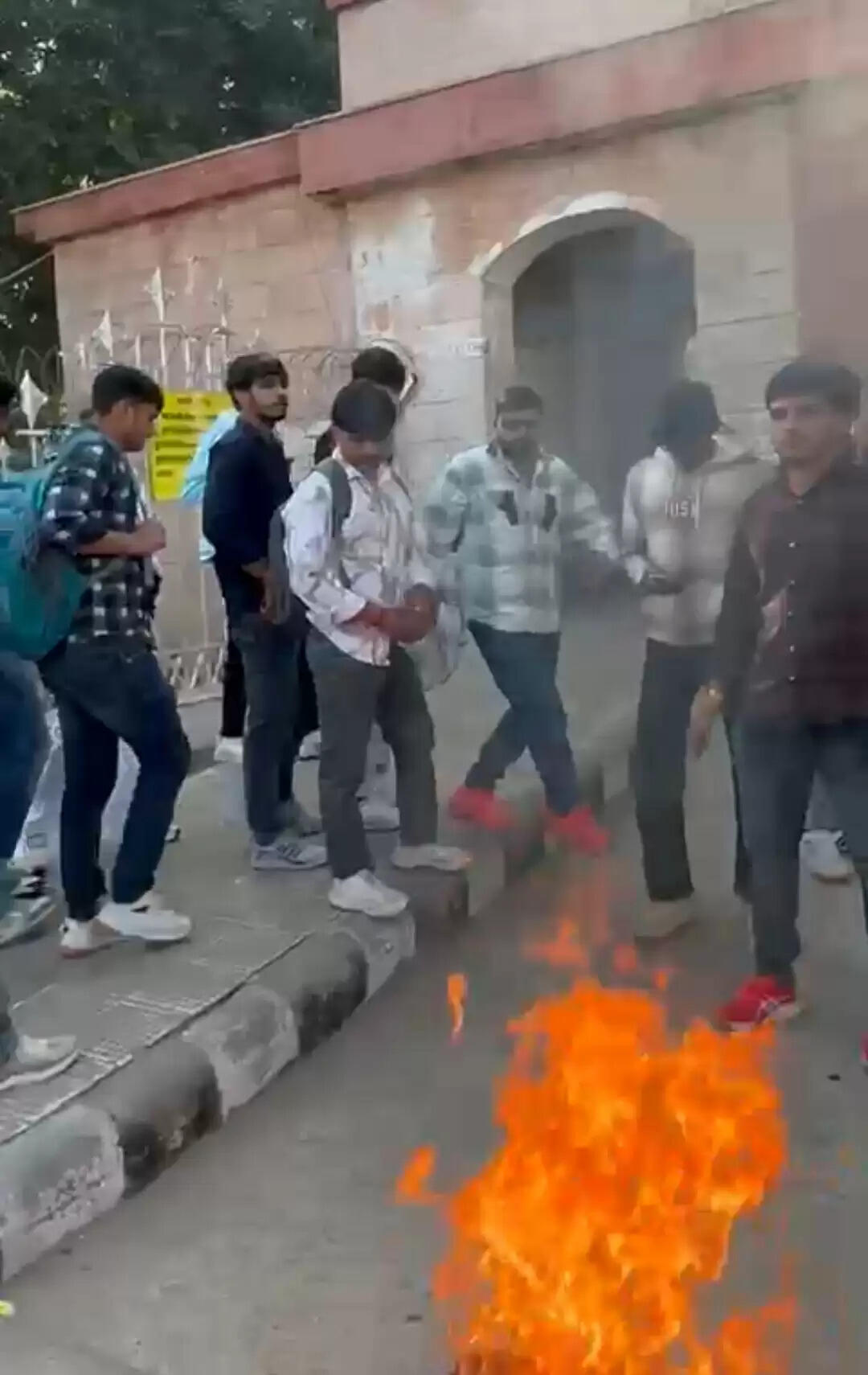 छात्र संगठनों ने एमडीयू कुलपति के खिलाफ विरोध प्रदर्शन कर फूंका पुतला