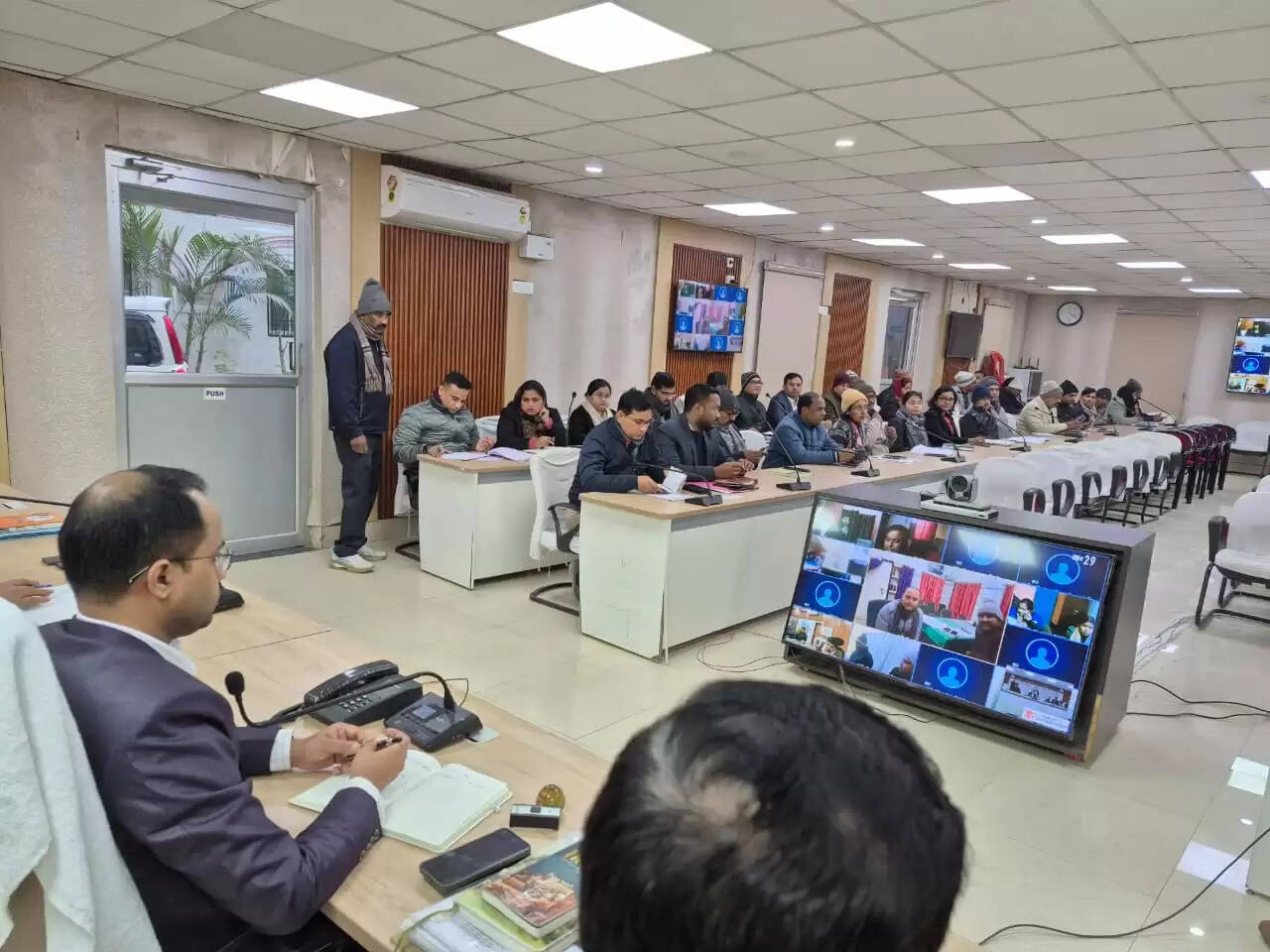 कार्यसंस्कृति सुधारने और लंबित मामलों के निपटारे का जिलाधिकारी ने दिया निर्देश