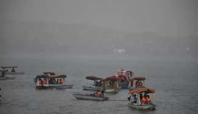 (लीड) मप्र में कड़ाके की सर्दी, दिन में भी कांपते नजर आ लोग, 14 जिलों में स्कूलों की छुट्‌टी