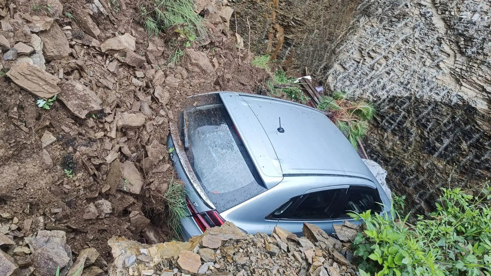हिमाचल में भारी बारिश से जनजीवन प्रभावित, सांगला का वैली ब्रिज ढहा, शिमला में कई जगह भूस्खलन