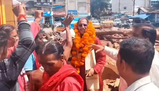 दशहरा रथ निर्माण कारीगरों के साथ खड़े हुए कुमार जयदेव, 50 हजार सहयोग राशि देने की घोषणा