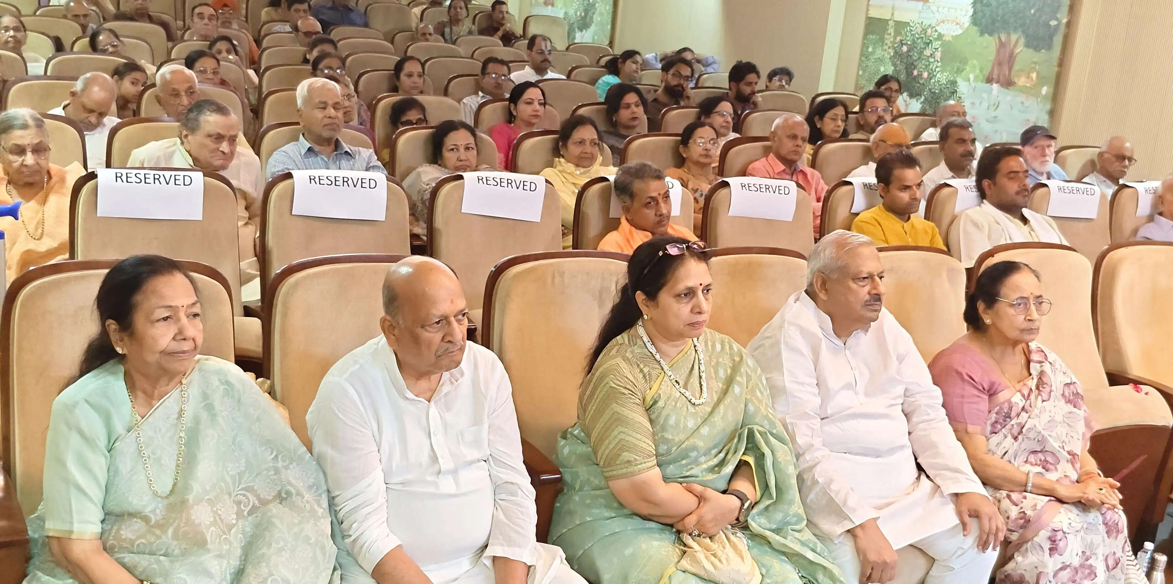 देश में गाय की रक्षा नहीं तो भागवत कथा सुनना व्यर्थ : आचार्य मिथिलेशनंदिनी शरण
