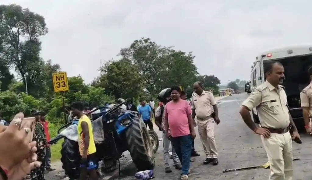 एनएच-33 पर कंटेनर ने सड़क निर्माण में जुटे मजदूरों को मारी टक्कर, दो की मौत, तीन गंभीर