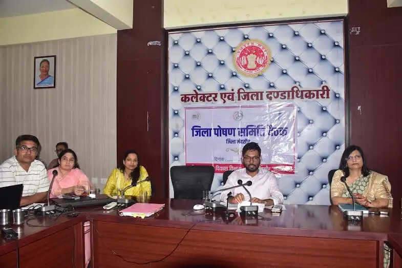 मंदसौरः स्वास्थ्य तथा महिला बाल विकास विभाग की योजनाओं में कसावट लाने के कलेक्टर ने दिए निर्देश