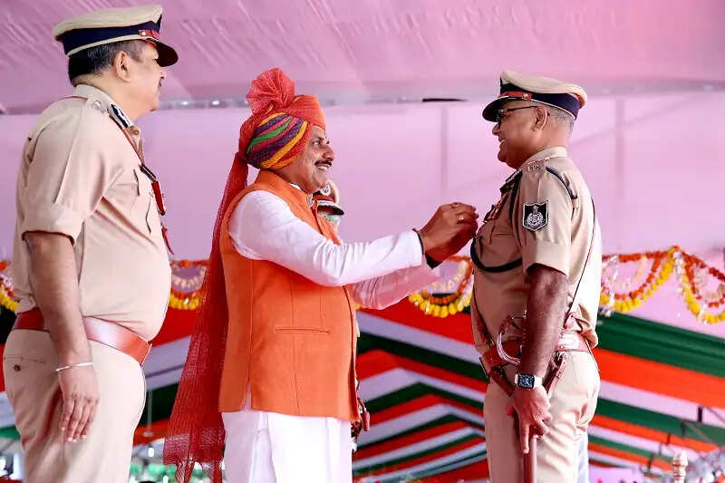 मप्रः मुख्यमंत्री ने पुलिस और होमगार्ड के अधिकारी-कर्मचारियों को प्रदान किए राष्ट्रपति द्वारा प्रदत्त पदक