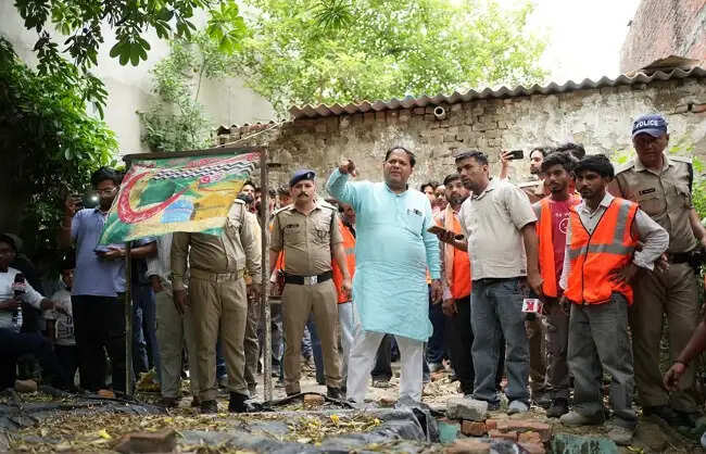 सरकारी भूमि पर दफनाने का आरोप,घर के अंदर बनाई मजार, प्रशासन ने शुरू की जांच