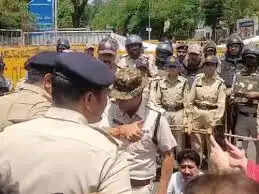 भोपाल में मानस भवन के पास 70 साल पुरानी आदिवासी बस्ती हटाई, विरोध पर हल्का लाठीचार्ज, कांग्रेस नेता&nbsp;हिरासत&nbsp;में