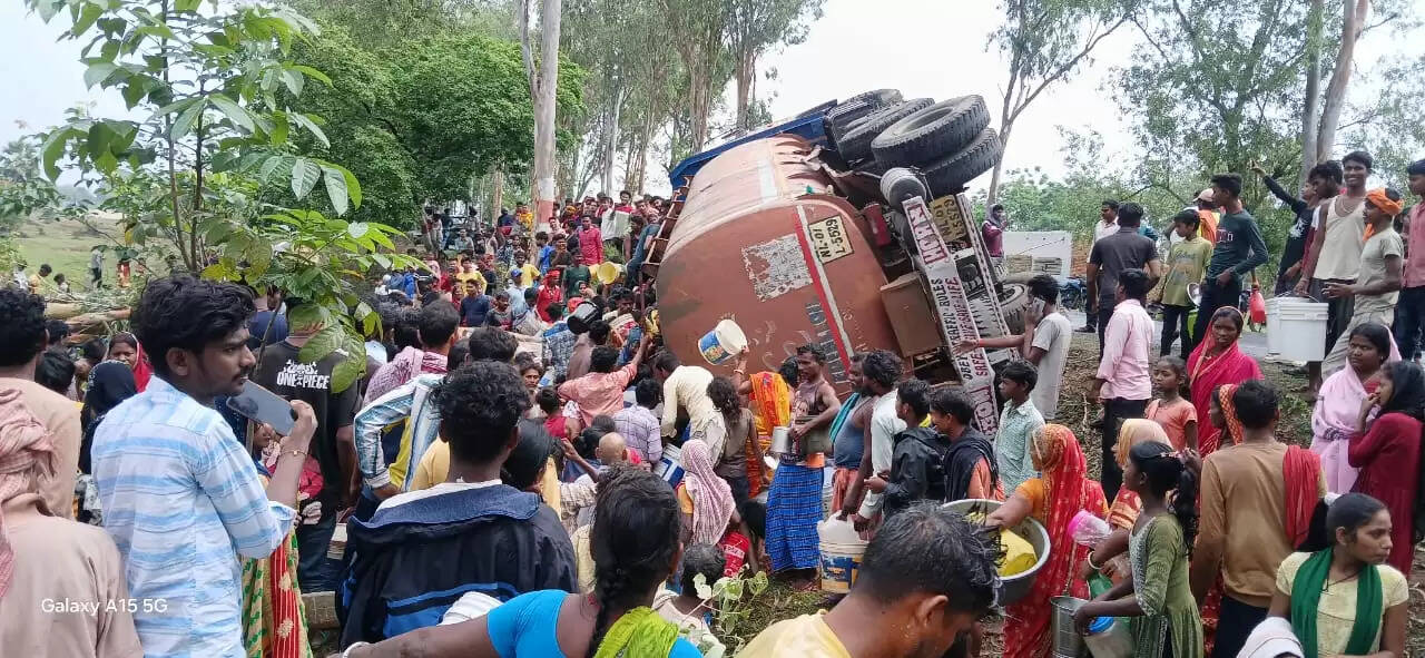 टक्कर में तेल टैंकर अनियंत्रित होकर पलटा, तेल लूट ले गए ग्रामीण