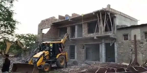 चित्तौड़ फोर्ट के अवैध निर्माण पर चला पीला पंजा