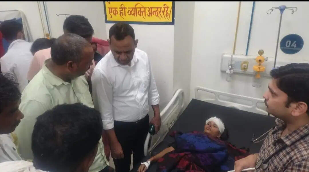 कुशीनगर में बेकाबू अनुबंधित बस का कहर, महिला की मौत, 16 घायल