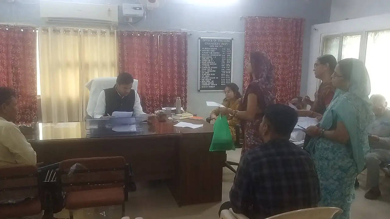 12 साल से नगरपालिका में सेवा दे रहीं महिलाओं को हटाने पर उठे सवाल, जनसुनवाई में काम पर वापस रखने की मांग
