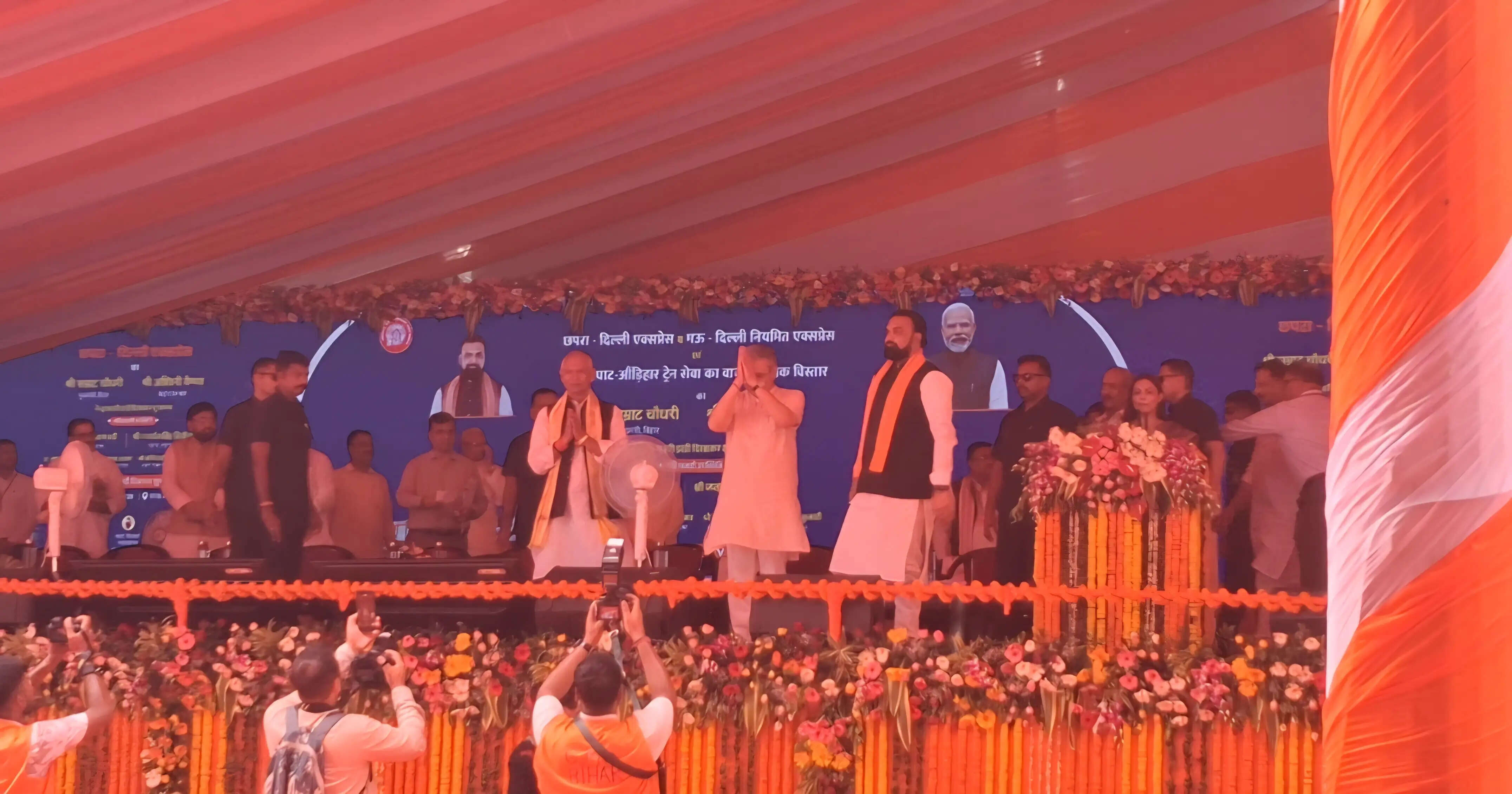 रेल मंत्री ने छपरा-आनंद विहार सुपरफास्ट एक्सप्रेस को दिखाई हरी झंडी, बिहार में बुलेट ट्रेन लाने की घोषणा