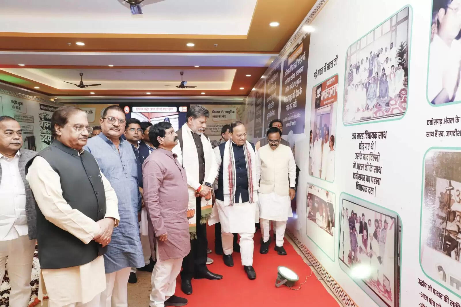 रायपुर&nbsp;:&nbsp;राष्ट्रीय महामंत्री अरुण सिंह ने की श्रद्धेय अटल जी को पुष्पांजलि अर्पित