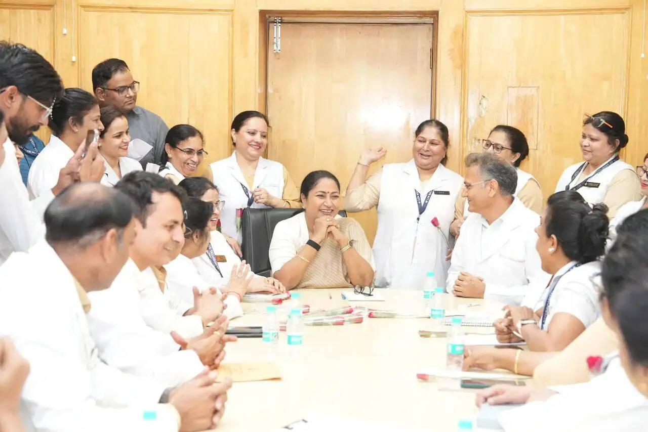 नर्सें अपनी ममता और देखभाल से मरीज को नया जीवन देती हैं : रेखा गुप्ता