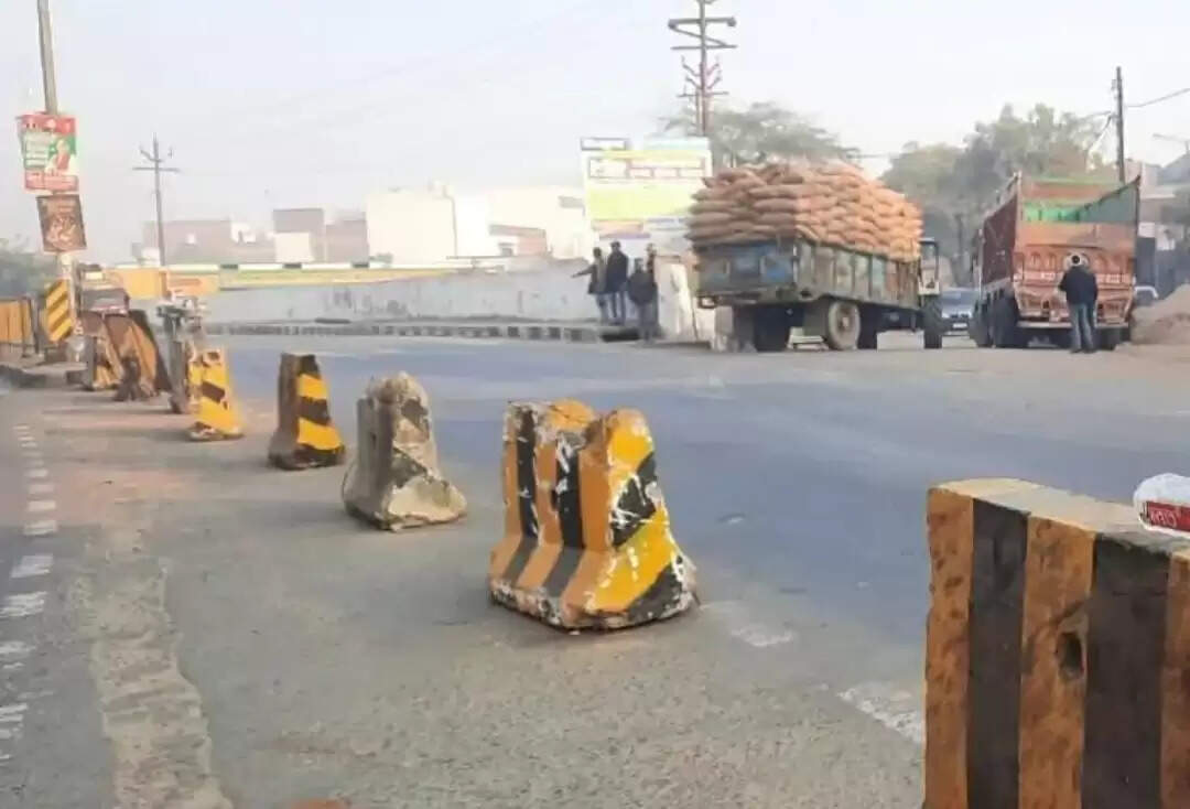 हाथरस में आगरा चुंगी हाइवे कट बंद होने से व्यापारी नाखुश