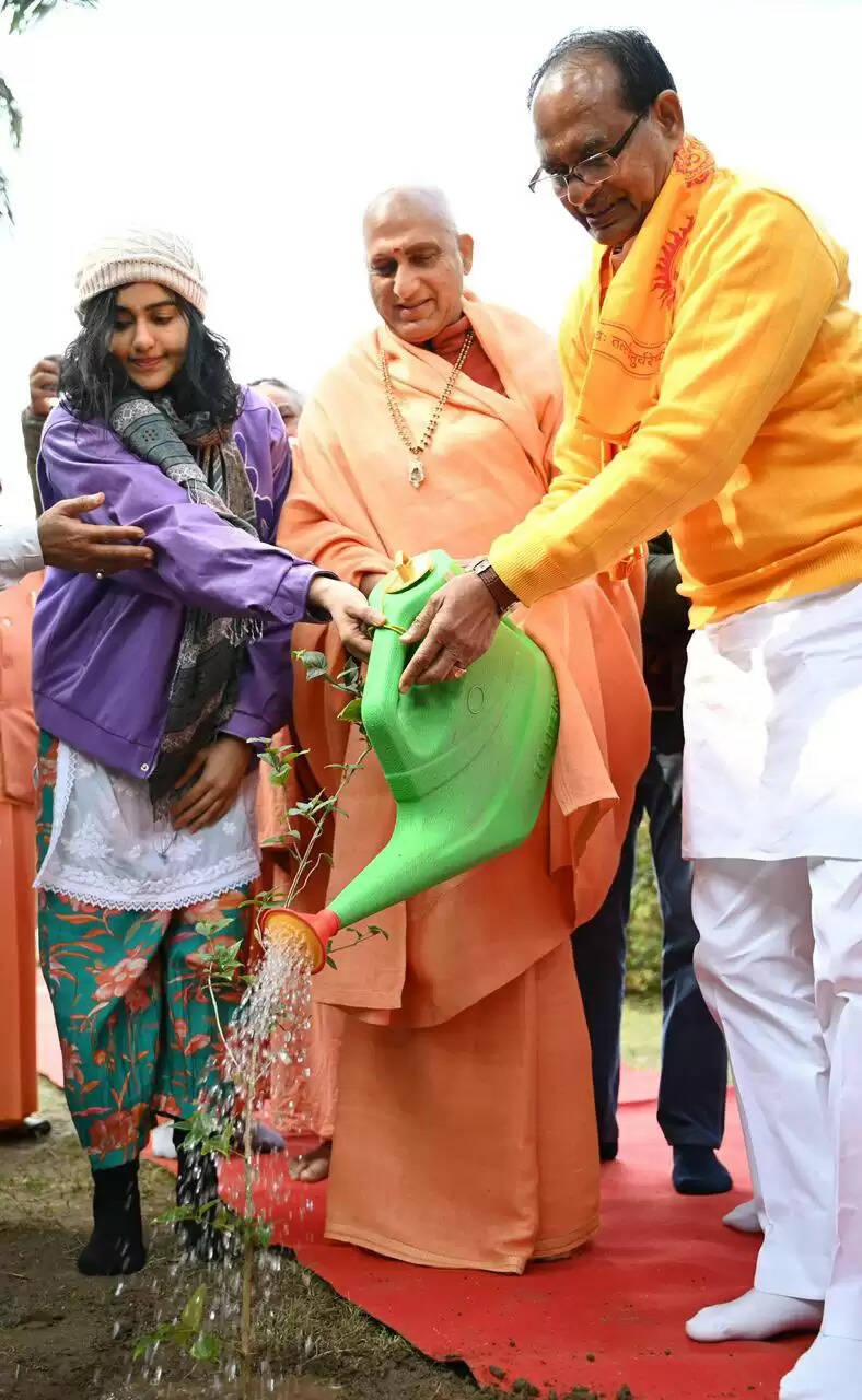 शिवराज सिंह चौहान ने स्वामी अवधेशानंद गिरी से की भेंट