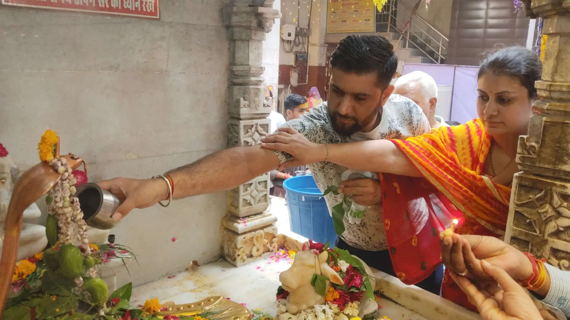 सावन के तीसरे सोमवार पर मंदिरों में उमड़ी शिव भक्तों की भीड़