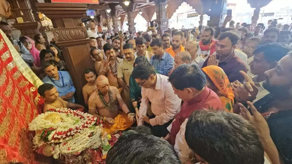 भगवान महाकाल विशाल ध्वज के साथ पालकी पर सवार होकर नगर भ्रमण पर निकले, जाना प्रजा का हाल