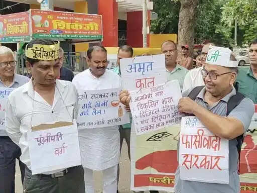 फरीदाबाद में बढ़ती महंगाई के खिलाफ किया प्रदर्शन