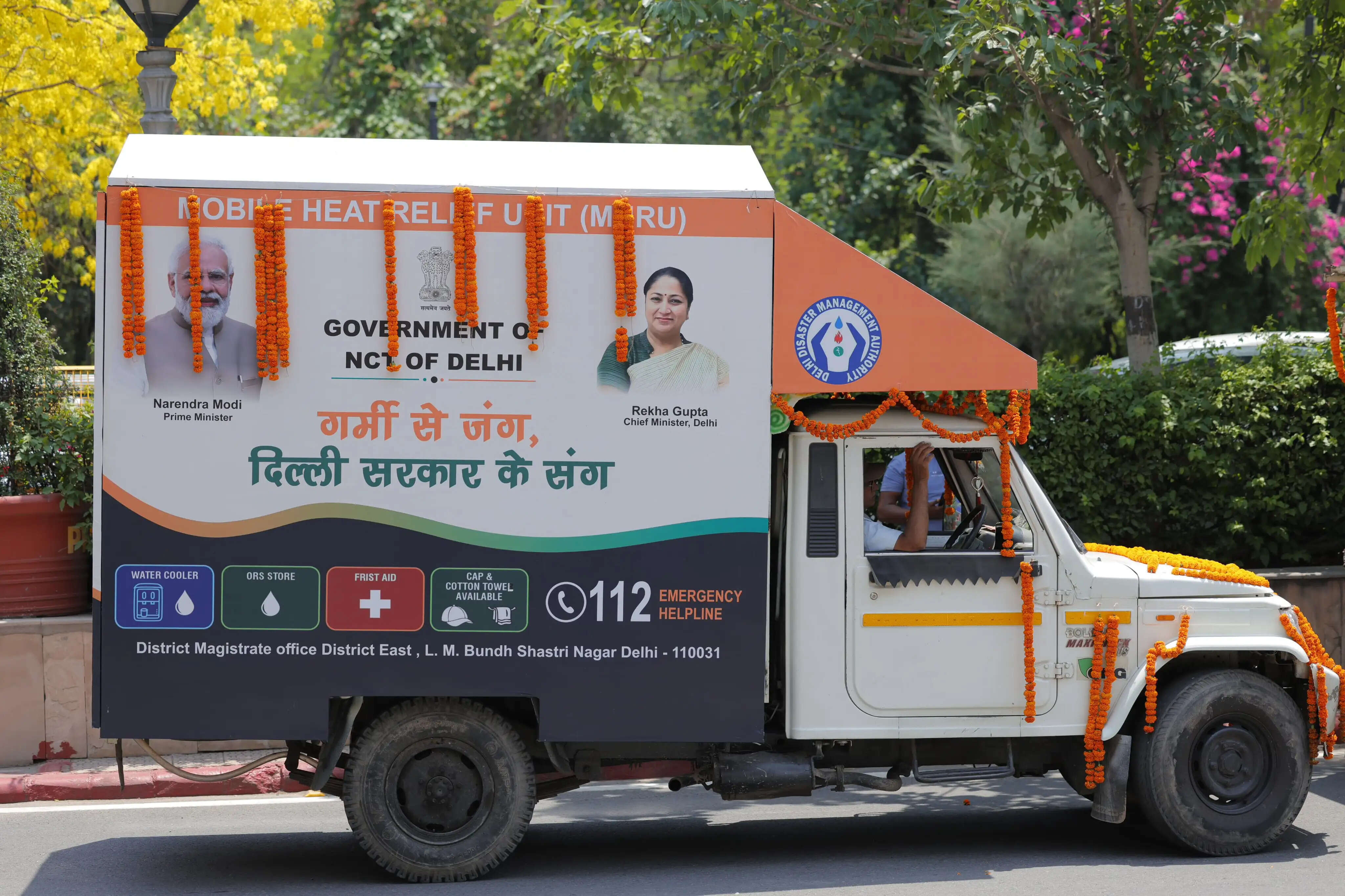मुख्यमंत्री ने दिल्ली सचिवालय से 13 मोबाइल हीट रिलीफ यूनिट्स को दिखाई हरी झंडी