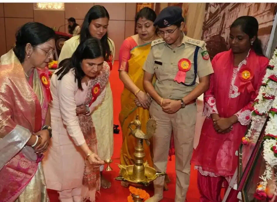 देवरिया : तेजस्विनी सम्मेलन में युवतियों ने दिखाई आत्मरक्षा की कला, रानी लक्ष्मीबाई की झांकी के साथ निकली शोभायात्रा