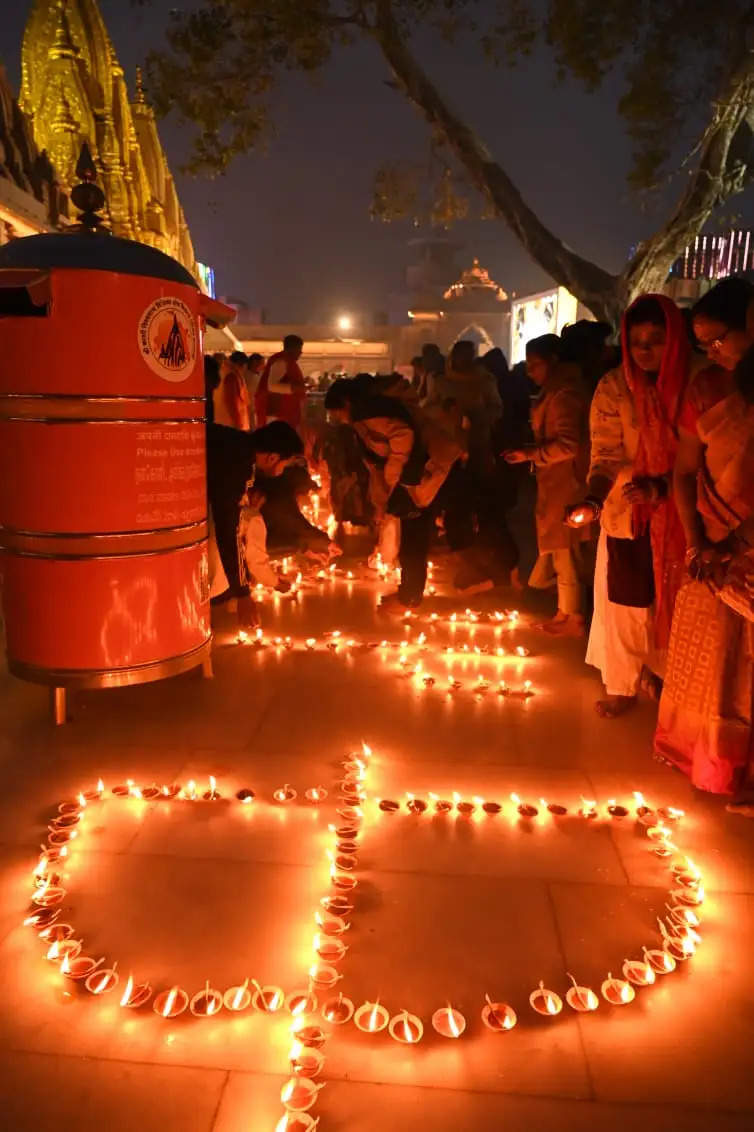 अयोध्या में प्राण प्रतिष्ठाः काशी में मनी दिवाली, मंदिर-बाजार और घर रोशनी से नहाएं