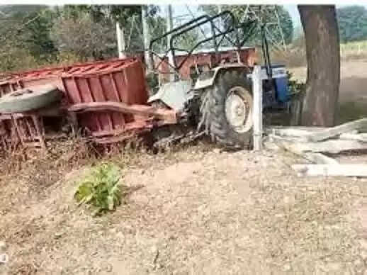 निवाड़ी में ट्रैक्टर-ट्रॉली पलटने से ओरछा दर्शन करने जा रहे 12 श्रद्धालु घायल, दो की हालत गंभीर