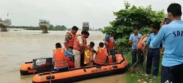 शिवपुरी : सिंध नदी के पुल निर्माण में लगे 18 मजदूर पानी के बहाव में फंसे, रेस्क्यू कर निकाला गया