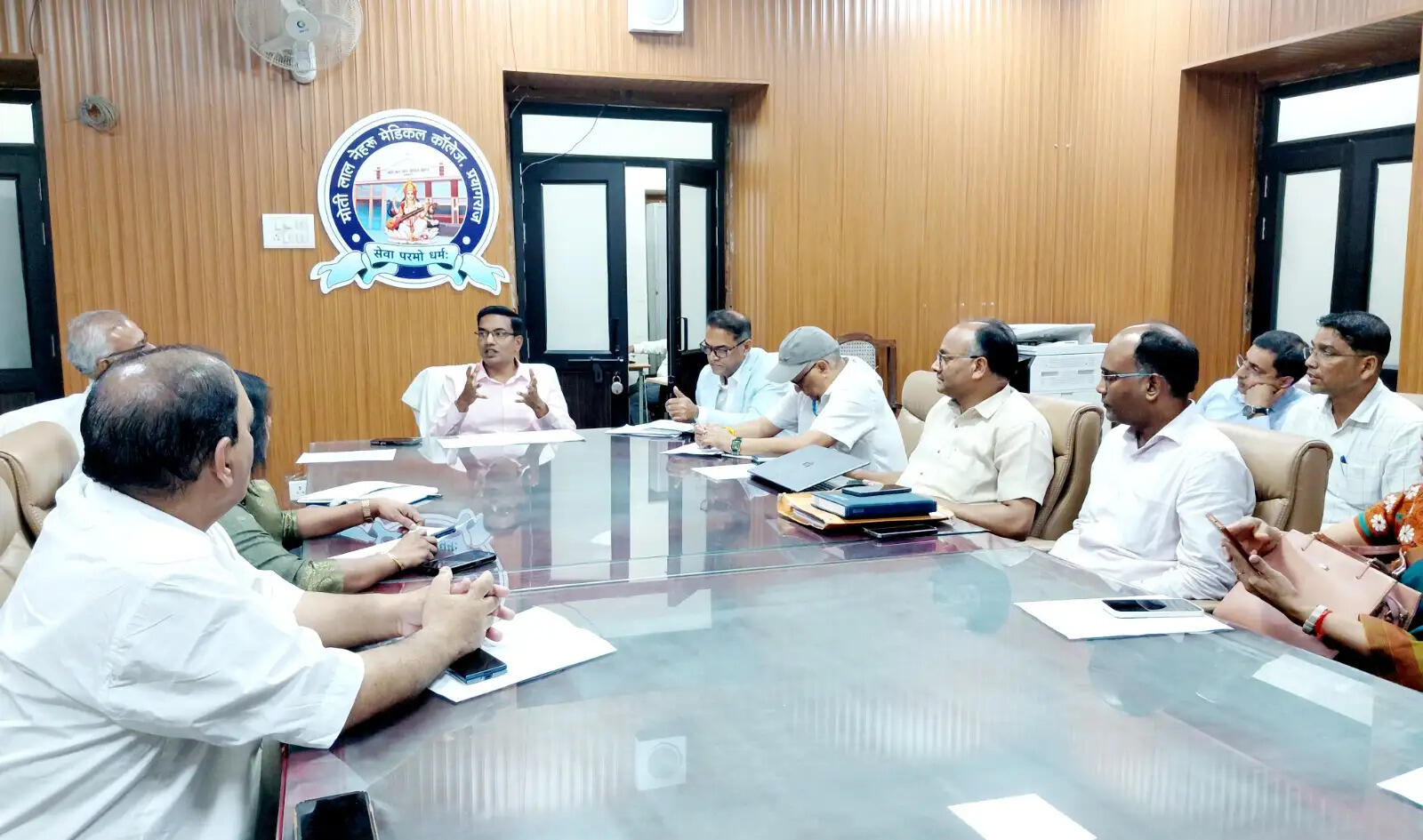 एसआरएन अस्पताल में मरीजों को बाहर से दवा-जांच कराने के लिए भेजने पर मंडलायुक्त सख्त
