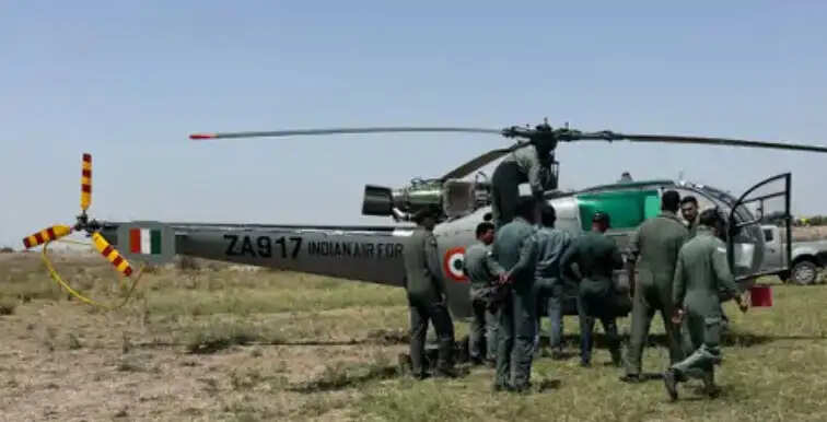 जामनगर में वायु सेना के हेलीकॉप्टर की इमरजेंसी लैंडिंग, मरम्मत के बाद भरी उड़ान