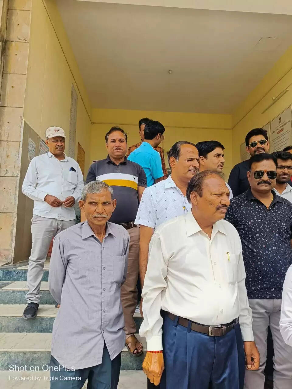 मंत्रालयिक कर्मचारी अनिश्चितकालीन सामूहिक अवकाश पर